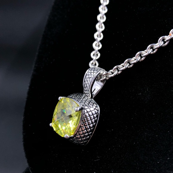 Beautiful & Bold Silver Tone chain & Light Green Cushion cut Stone pendent. - Picture 3 of 9